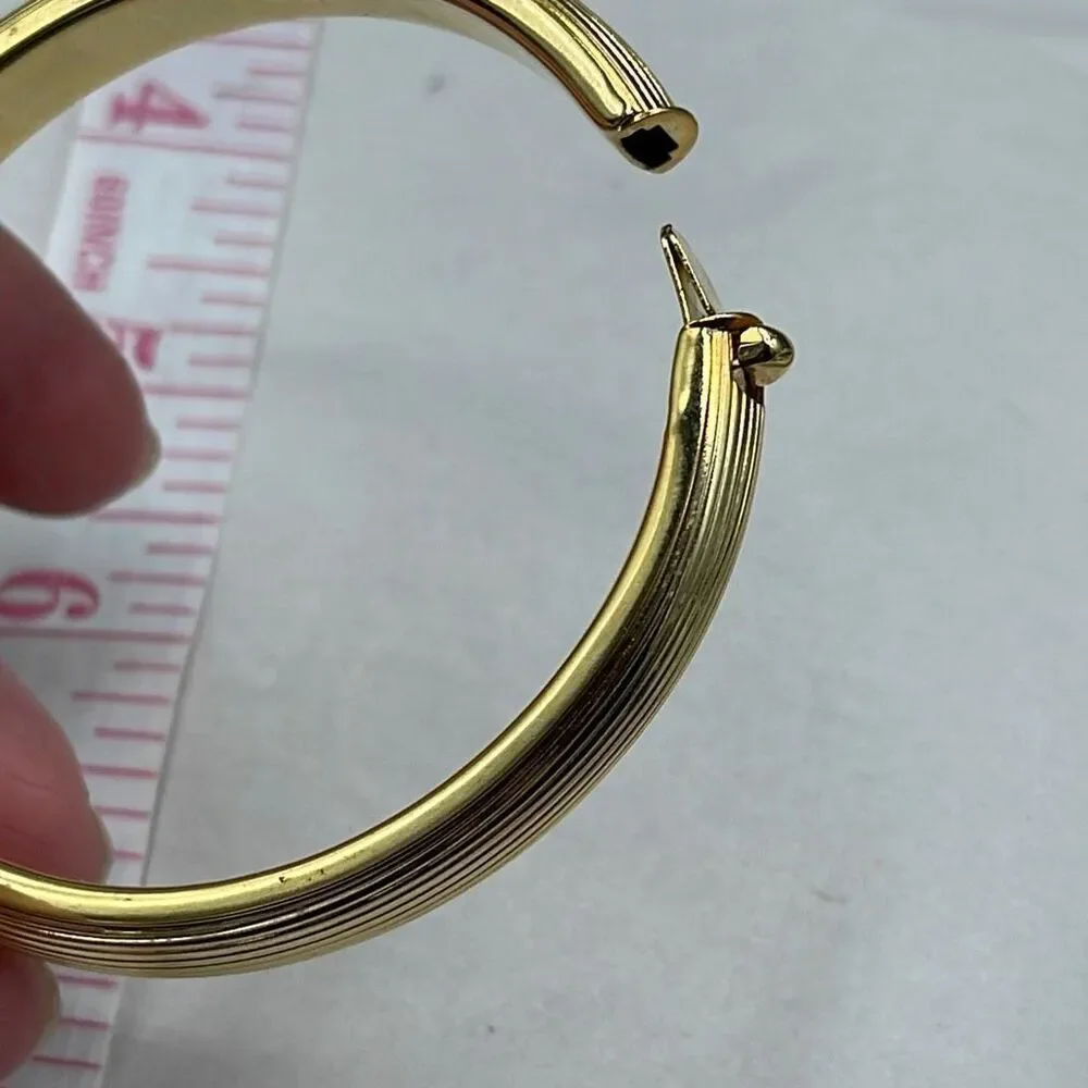 Vintage ribbed gold colored hinged bangle